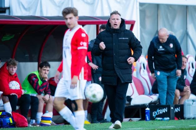 EMMEN , 06 04-2026 , Stadium Oude Meerdijk , season 2025 2026 , Dutch Keuken Kampioen Divisie football , match between FC Emmen and MVV , picture shows FC Emmen coach Menno van Dam Emmen - MVV  x202879984x Copyright: