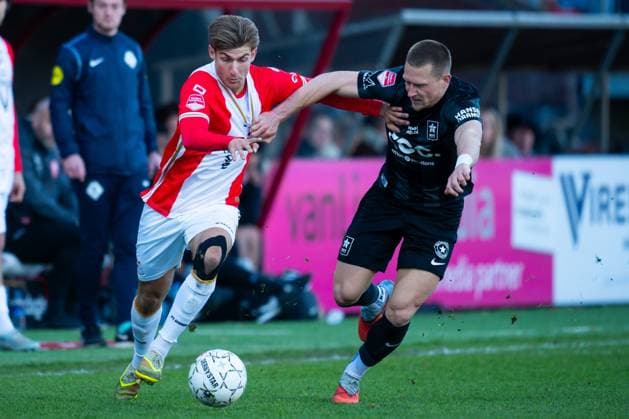 EMMEN , 06 04-2026 , Stadium Oude Meerdijk , season 2025 2026 , Dutch Keuken Kampioen Divisie football , match between FC Emmen and MVV , picture shows FC Emmen player Daniel Beukers MVV player Ilias Breugelmans Emmen - MVV  x202880067x Copyright: