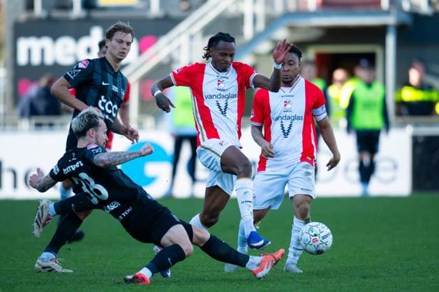 EMMEN , 06 04-2026 , Stadium Oude Meerdijk , season 2025 2026 , Dutch Keuken Kampioen Divisie football , match between FC Emmen and MVV , picture shows MVV player Robert Klaasen FC Emmen player Noam Emeran Emmen - MVV  x202880309x Copyright: