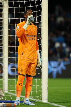 AC Milan s goalkeeper Mike Maignan during the Serie A soccer match between Napoli and Milan at the Diego Armando Maradona Stadium in Naples, southern italy - Monday , April 06 , 2026. - Soccer .  Copyright: xAlessandroxGarofalo LaPressex
