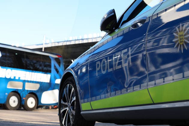 07 04 2026, xrekx, Fussball 3 Liga, SV Waldhof Mannheim TSG Hoffenheim U23 v l symbol photo, symbol image, symbol stadium, symbolic photo, symbolic image, symbolic stadium team bus Hoffenheim, police DFL DFB REGULATIONS PROHIBIT ANY USE OF PHOTOGRAPHS as IMAGE SEQUENCES and or QUASI VIDEO Mannheim