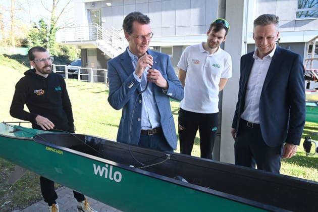 Hendrik WUEST, Wüst, CDU, State Premier of North Rhine-Westphalia, tests the intercom system of the German Eight, f l Jonas WIESEN, cox Germany Eight, Hendrik WUEST, Wüst, CDU, State Premier of North Rhine-Westphalia, Julias CHRIST, Germany Eight, Sebastian SCHULTE, former rower and CEO of Deutz AG, Hendrik WUEST, Wüst, CDU, State Premier of North Rhine-Westphalia, visits the Duisburg Wedau rowing performance center as part of the campaign for the CologneRhineRuhr bid for the 2036, 2040 and 2044 Olympic and Paralympic Games, 07 04 2026 Â