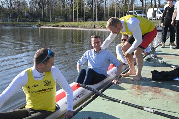 Hendrik WUEST, Wüst, CDU, State Premier of North Rhine-Westphalia, has taken a seat in the Four K kayak, Max RENDSCHMIDT explains the boat and the paddle to him, Hendrik WUEST, Wüst, CDU, State Premier of North Rhine-Westphalia, visits the Duisburg Wedau rowing performance center as part of the campaign for the CologneRhineRuhr bid for the 2036, 2040 and 2044 Olympic and Paralympic Games, 07 04 2026 Â