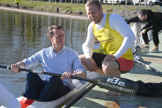 Hendrik WUEST, Wüst, CDU, State Premier of North Rhine-Westphalia, has taken a seat in the Four K kayak, Max RENDSCHMIDT explains the boat and the paddle to him, Hendrik WUEST, Wüst, CDU, State Premier of North Rhine-Westphalia, visits the Duisburg Wedau rowing performance center as part of the campaign for the CologneRhineRuhr bid for the 2036, 2040 and 2044 Olympic and Paralympic Games, 07 04 2026 Â