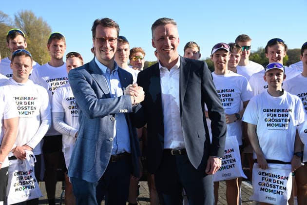 Hendrik WUEST, Wüst, CDU, State Premier of North Rhine-Westphalia, and Sebastian SCHULTE, former rower and CEO of Deutz AG, with the KAnu and rowing athletes m w, Hendrik WUEST, Wüst, CDU, State Premier of North Rhine-Westphalia, visits the Duisburg Wedau rowing training center as part of the campaign for the KoelnRheinRuhr bid for the 2036, 2040 and 2044 Olympic and Paralympic Games, 07 04 2026 Â