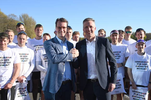 Hendrik WUEST, Wüst, CDU, State Premier of North Rhine-Westphalia, and Sebastian SCHULTE, former rower and CEO of Deutz AG, with the KAnu and rowing athletes m w, Hendrik WUEST, Wüst, CDU, State Premier of North Rhine-Westphalia, visits the Duisburg Wedau rowing training center as part of the campaign for the KoelnRheinRuhr bid for the 2036, 2040 and 2044 Olympic and Paralympic Games, 07 04 2026 Â