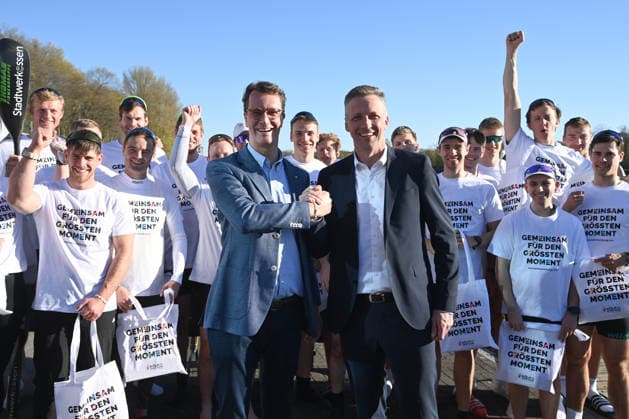 Hendrik WUEST, Wüst, CDU, State Premier of North Rhine-Westphalia, and Sebastian SCHULTE, former rower and CEO of Deutz AG, with the KAnu and rowing athletes m w, Hendrik WUEST, Wüst, CDU, State Premier of North Rhine-Westphalia, visits the Duisburg Wedau rowing training center as part of the campaign for the KoelnRheinRuhr bid for the 2036, 2040 and 2044 Olympic and Paralympic Games, 07 04 2026 Â