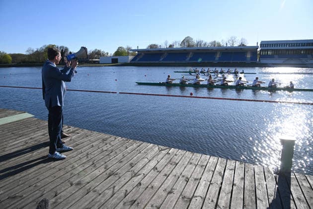 Hendrik WUEST, Wüst, CDU, State Premier of North Rhine-Westphalia, gives the starting signal for a boat race with the German eight men and the canoe fours K4 men, Hendrik WUEST, Wüst, CDU, State Premier of North Rhine-Westphalia, visits the Duisburg Wedau rowing center as part of the campaign for the CologneRhineRuhr bid for the 2036, 2040 and 2044 Olympic and Paralympic Games, 07 04 2026 Â