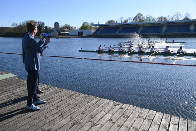 Hendrik WUEST, Wüst, CDU, State Premier of North Rhine-Westphalia, gives the starting signal for a boat race with the German eight men and the canoe fours K4 men, Hendrik WUEST, Wüst, CDU, State Premier of North Rhine-Westphalia, visits the Duisburg Wedau rowing center as part of the campaign for the CologneRhineRuhr bid for the 2036, 2040 and 2044 Olympic and Paralympic Games, 07 04 2026 Â