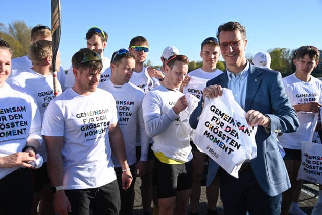 Hendrik WUEST, Wüst, CDU, State Premier of North Rhine-Westphalia, and Sebastian SCHULTE, former rower and CEO of Deutz AG, with the KAnu and rowing athletes m w, Hendrik WUEST, Wüst, CDU, State Premier of North Rhine-Westphalia, visits the Duisburg Wedau rowing training center as part of the campaign for the KoelnRheinRuhr bid for the 2036, 2040 and 2044 Olympic and Paralympic Games, 07 04 2026 Â