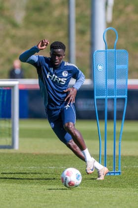 08 04 2026, Football, Training of FC Schalke 04 Christian Gomis FC Schalke 04 Gelsenkirchen Training ground FC Schalke 04 NRW Germany xRHR PHOTO YYx Copyright: RHR-FOTOx RHR-FOTO YY