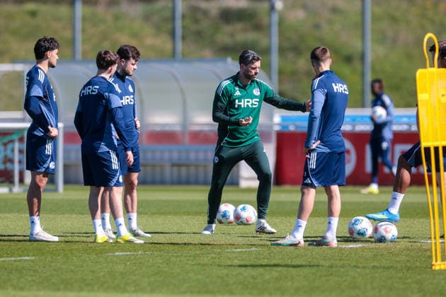 08 04 2026, Football, Training of FC Schalke 04 Co Coach Tim Hoogland FC Schalke 04 gives instructions Gelsenkirchen Training ground FC Schalke 04 NRW Germany xRHR PHOTO YYx Copyright: RHR-FOTOx RHR-FOTO YY