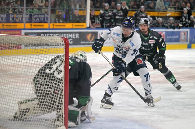 Tristan Keck EC Kassel Huskies, 71 on the puck in a duel with Olafr Schmidt Bietigheim Steelers, 35 Goalie Bietigheim Steelers vs EC Kassel Huskies, Ice Hockey, DEL 2, PlayOff Game 4, Season 2025 2026, 08 04 2026 Bietigheim Steelers vs EC Kassel Huskies, Ice Hockey, DEL 2, PlayOff Game 4, Season 2025 2026, 08 04 2026 Bietigheim Copyright: xEibner-Pressefotox EP_TBR