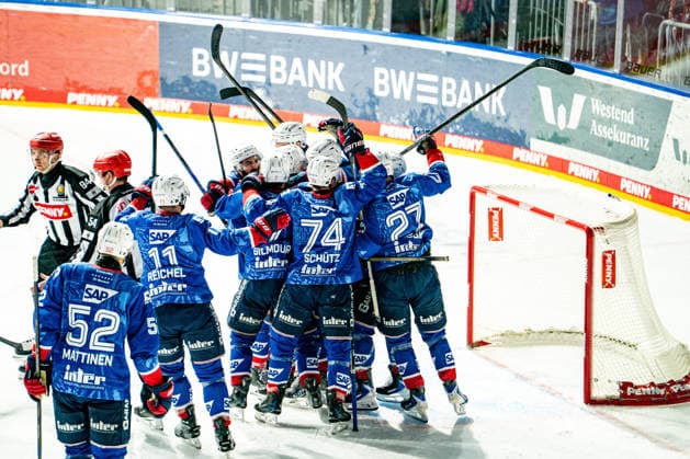 08 04 2026, xdaymx, Eishockey Penny DEL 1 2 Finale, Adler Mannheim EHC Red Bull München Tojubel der Mannschaft nach dem Golden Goal von Marc Michaelis Adler Mannheim DFL DFB REGULATIONS PROHIBIT ANY USE OF PHOTOGRAPHS as IMAGE SEQUENCES and or QUASI VIDEO Mannheim