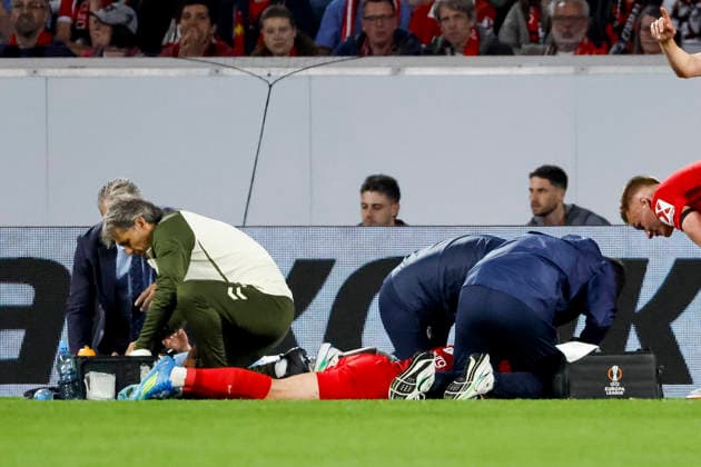 Philipp Treu SC Freiburg, 29 injured on the ground , Germany, Football, UEFA Europa League, quarter-final, 2025 2026, SC Freiburg vs Celta Vigo, 09 04 2026, Freiburg im Breisgau Europa Park Stadion Stadion am Deutschland Copyright: xGrantxHubbsx
