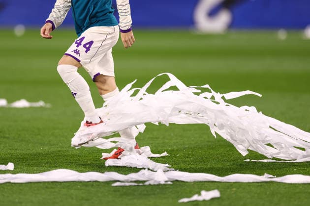 Crystal Palace gegen Fiorentina 09. April 2026, London UEFA Conference League Crystal Palace gegen Fiorentina Nicolo Fagioli von Fiorentina verfängt sich in weißen Luftschlangen, die über das Spielfeld gestreut werden Foto Jacques Feeney Offside London UK  Copyright: xJacquesxFeeneyx xOffsidexOffside