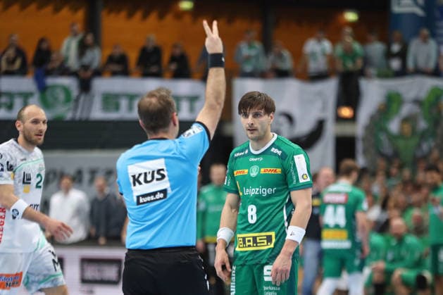 Handball DAIKIN HBL, SC DHfK Leipzig FRISCH AUF Göppingen 09 04 2026 Two-minute penalty, time penalty against Lucas Krzikalla 8, SC DHfK Leipzig Handball, DAIKIN HBL, 1 Bundesliga, Season 2025 2026, 28 Matchday SC DHfK Leipzig vs FRISCH AUF Göppingen on 09 04 2026 at Quarterback Immobilien Arena Leipzig Copyright: xBEAUTIFULxSPORTS JanxKaeferx