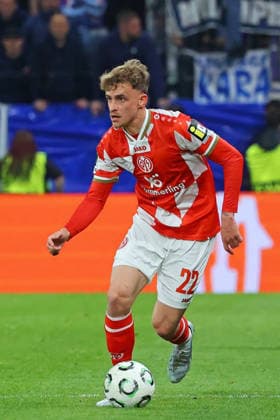Mainz, Germany 09 April 2026 UEFA Europa Conference League 2025 2026 quarter-final FSV Mainz 05 v Racing Strasbourg Pictured Nikolas Veratschnig Mainz storming through midfield with the ball Mewa Arena Rheinland Pfalz Copyright: xFotostandx xRacochax