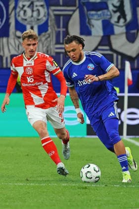Mainz, Germany 09 April 2026 UEFA Europa Conference League 2025 2026 quarter-final FSV Mainz 05 v Racing Strasbourg Pictured from left in a duel Nikolas Veratschnig Mainz v Diego Moreira RCS Mewa Arena Rheinland Pfalz Copyright: xFotostandx xRacochax
