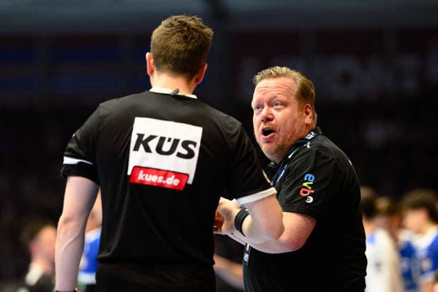 Rene Witte ThSV Eisenach, Managing Director in conversation with the official GER, ThSV Eisenach v TSV Hannover Burgdorf, 1 Daikin Handballbundesliga, Handball, Matchday 28, Season 2025 2026, 19 00 hrs, 10 04 2026 GER, ThSV Eisenach v TSV Hannover Burgdorf, 1 Daikin Handballbundesliga, Handball, Matchday 28, Season 2025 2026, 19 00 hrs, 10 04 2026 Eisenach Copyright: xEibner-Pressefoto MartinxHerbstx EP_MHT