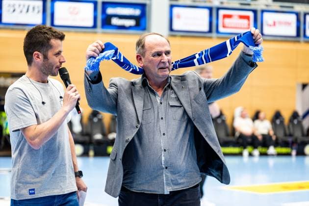 10 04 2026, GER, Handball, Men, Season 25 26, Daikin 1 Bl, 28 Matchday, ThSV Eisenach TSV Hannover Burgdorf Hagen Becker is honored by Manolo and Patrice Rabicht conducts the interview 99817 Eisenach Werner Assmann Halle Am Sportp Thueringen Germany