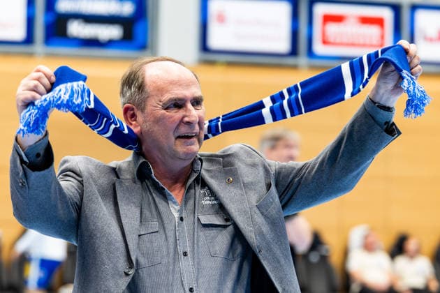 10 04 2026, GER, Handball, Men, Season 25 26, Daikin 1 Bl, 28 Matchday, ThSV Eisenach TSV Hannover Burgdorf Hagen Becker is honored by Manolo and Patrice Rabicht conducts the interview 99817 Eisenach Werner Assmann Halle Am Sportp Thueringen Germany