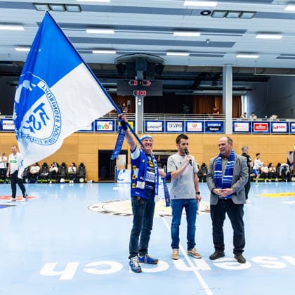 10 04 2026, GER, Handball, Men, Season 25 26, Daikin 1 Bl, 28 Matchday, ThSV Eisenach TSV Hannover Burgdorf Hagen Becker is honored by Manolo and Patrice Rabicht conducts the interview 99817 Eisenach Werner Assmann Halle Am Sportp Thueringen Germany