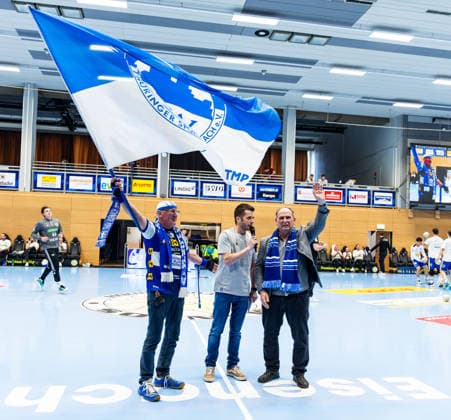 10 04 2026, GER, Handball, Men, Season 25 26, Daikin 1 Bl, 28 Matchday, ThSV Eisenach TSV Hannover Burgdorf Hagen Becker is honored by Manolo and Patrice Rabicht conducts the interview 99817 Eisenach Werner Assmann Halle Am Sportp Thueringen Germany