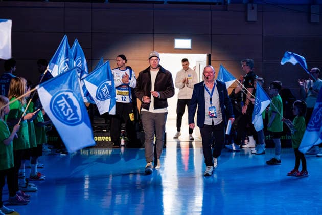 10 04 2026, GER, Handball, Men, Season 25 26, Daikin 1 Bl, 28 Matchday, ThSV Eisenach TSV Hannover Burgdorf Max Langenhan is greeted by Guenter Osswald, Shpetim Alaj ThSV Eisenach, President and Rene Witte Managing Director Manager ThSV Eisenach before the Bundesliga match of ThSV Eisenach after the Olympic victory and becomes honorary member of the club 99817 Eisenach Werner Assmann Halle Am Sportp Thueringen Germany