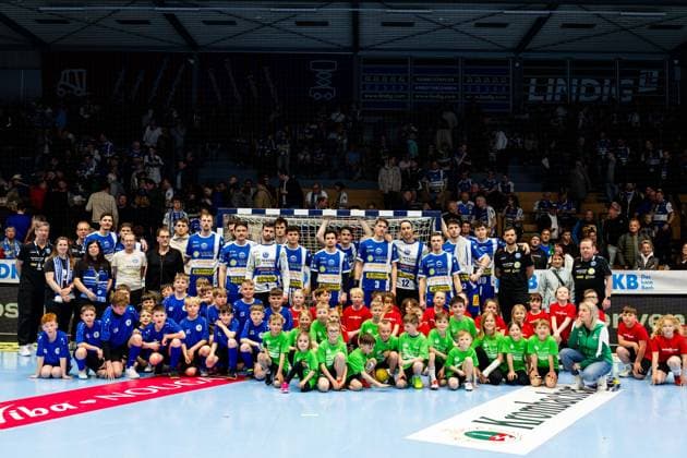 10 04 2026, GER, Handball, Men, Season 25 26, Daikin 1 Bl, 28 Matchday, ThSV Eisenach TSV Hannover Burgdorf shows the team Team of ThSV Eisenach together with the Sponsor of the Day and the run-in children 99817 Eisenach Werner Assmann Halle Am Sportp Thueringen Germany