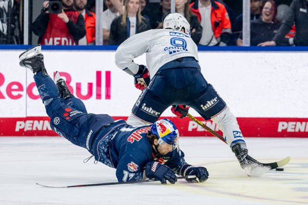 Battle for the puck duel between Markus Eisenschmid EHC Red Bull Muenchen, 11 and Leon Gawanke Adler Mannheim, 9 GER, EHC Red Bull Muenchen vs Adler Mannheim, ice hockey, DEL, playoffs, semi-final game 2, 2025 2026 season, 10 04 2026 GER, EHC Red Bull Muenchen vs Adler Mannheim, ice hockey, DEL, playoffs, semi-final game 2, 2025 2026 season, 10 04 2026 Muenchen Copyright: xEibner-Pressefoto HeikexFeinerx EP_HFR