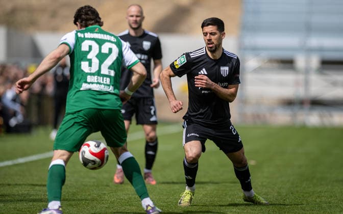 Soccer, Season 2025 2026, Regionalliga West, 11 04 2026, Matchday 29, Men, 1 FC Bocholt black vs SV Roedinghausen green v l Maxim Gresler SV Roedinghausen , Nazzareno Ciccarelli 1 FC Bocholt , Bocholt Stadion am Huenting Nordrhein Westfalen Germany 260411_fb_1fc-bocholt_sv-roedinghausen_50877