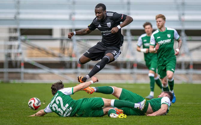 Soccer, Season 2025 2026, Regionalliga West, 11 04 2026, Matchday 29, Men, 1 FC Bocholt black vs SV Roedinghausen green v l Maxim Gresler SV Roedinghausen , Jesaja Herrmann 1 FC Bocholt , Viktor Miftaraj SV Roedinghausen , Bocholt Stadion am Huenting Nordrhein Westfalen Germany 260411_fb_1fc-bocholt_sv-roedinghausen_50892