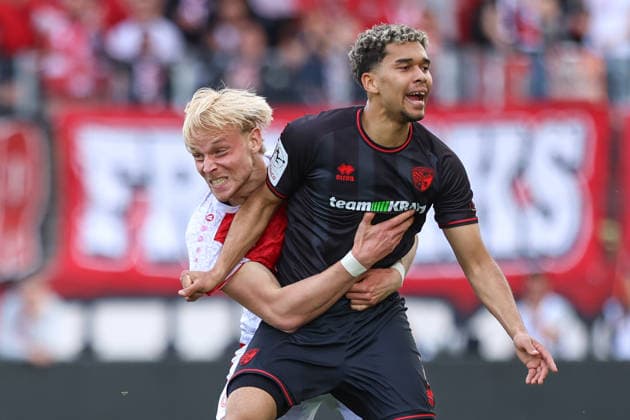 2026 04 11, xkwix, Fußball, 3 Liga, Rot Weiss Essen FC Ingolstadt, Stadion an der Hafenstraße, 33 Spieltag, Saison 2025 2026 Ben Hüning Rot Weiss Essen 15 haelt Yann Sturm FC Ingolstadt 04 7 mit Willenskraft fest behaelt ihn bei DFB regulations prohibit any use of photographs as image sequences and or quasi video Photo xKamilxWilkowskixPressefotoKochx Nordrhein Westfalen Germany