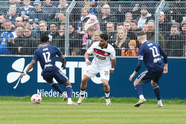 11 04 2026, Football, Men, Regionalliga Nord, Matchday 29, BSV Kickers Emden FC St Pauli II Nikky Goguadze 30 FC St Pauli 1910 in a duel with Michael Igwe blue 12 BSV Kickers Emden and Dennis Engel blue 22 BSV Kickers Emden