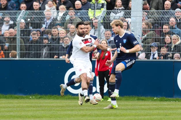 11 04 2026, Soccer, Men, Regionalliga Nord, Matchday 29, BSV Kickers Emden FC St Pauli II Nikky Goguadze 30 FC St Pauli 1910 in a duel with Dennis Engel blue 22 BSV Kickers Emden and Peer Mahnke blue 5 BSV Kickers Emden