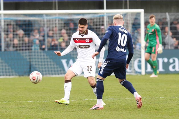 11 04 2026, Soccer, Men, Regionalliga Nord, Matchday 29, BSV Kickers Emden FC St Pauli II Adem Podrimaj 32 FC St Pauli 1910 in a duel with Tobias Steffen blue 10 BSV Kickers Emden
