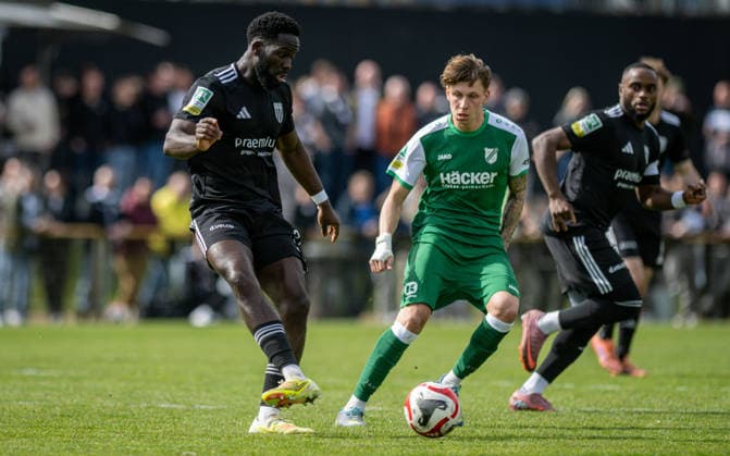 Soccer, Season 2025 2026, Regionalliga West, 11 04 2026, Matchday 29, Men, 1 FC Bocholt black vs SV Roedinghausen green v l Jeff Amoah Mensah 1 FC Bocholt , Simon Breuer SV Roedinghausen , Bocholt Stadion am Huenting Nordrhein Westfalen Germany 260411_fb_1fc-bocholt_sv-roedinghausen_50942
