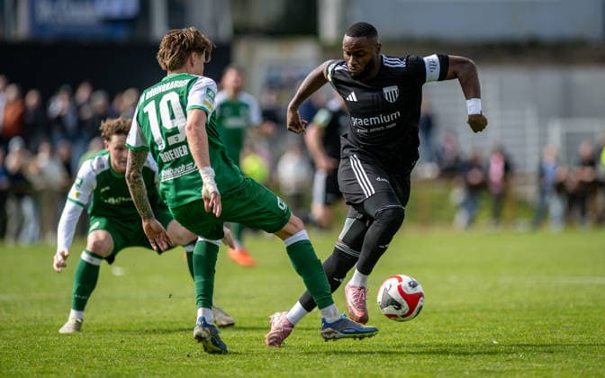 Soccer, Season 2025 2026, Regionalliga West, 11 04 2026, Matchday 29, Men, 1 FC Bocholt black vs SV Roedinghausen green v l Simon Breuer SV Roedinghausen , Arnold Budimbu 1 FC Bocholt , Bocholt Stadion am Huenting Nordrhein Westfalen Germany 260411_fb_1fc-bocholt_sv-roedinghausen_50957
