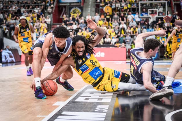 Terrell Harris MHP RIESEN Ludwigsburg, 08 vs Jack Kayil ALBA Berlin, 07 Fight on the ground for the match ball GER, MHP Riesen Ludwigsburg vs ALBA Berlin, Basketball Bundesliga, easycredit BBL, 29 Matchday, Season 2025 2026, 11 04 2026 GER, MHP Riesen Ludwigsburg vs ALBA Berlin, Basketball Bundesliga, easycredit BBL, 29 Matchday, Season 2025 2026, 11 04 2026 Ludwigsburg Copyright: xSandyxDinkelackerx EP_SDR