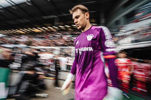 Soccer Men Season 2025 2026 Soccer Bundesliga 29 Matchday FC St Pauli vs FC Bayern Munich 11 04 2026 Manuel Neuer 1, FC Bayern Munich on the way to the stadium Long exposure Hamburg Millerntor Stadium Hamburg Germany
