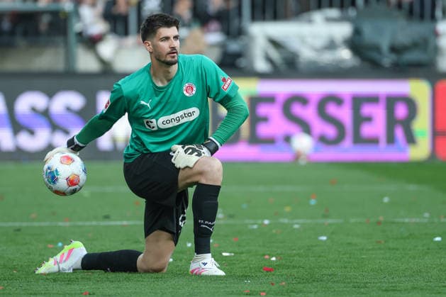 1 Bundesliga FC St Pauli FC Bayern Munich on 11 04 2026 at Millerntor Stadium in Hamburg Goalkeeper Nikola Vasilj St Pauli 22 with the ball MH