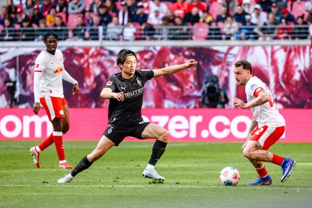 Shuto Machino Borussia Moenchengladbach, 18 vs David Raum RB Leipzig, 22 , RB Leipzig vs Borussia Moenchengladbach, Football, 1 Bundesliga, Matchday 29, Season 2025 2026, 11 04 2026,¨ DFL REGULATIONS PROHIBIT ANY USE OF PHOTOGRAPHS AS IMAGE SEQUENCES AND OR QUASI VIDEO,¨ RB Leipzig vs Borussia Moenchengladbach, Football, 1 Bundesliga, Matchday 29, Season 2025 2026, 11 04 2026 Leipzig Copyright: xEibner-Pressefoto LauraxRoemerx EP_LRR