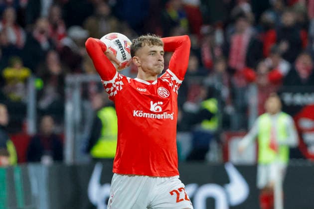 Nikolas Veratschnig 1 FSV Mainz, 22 at throw-in , Germany, Soccer, 1 Bundesliga, Matchday 29, 2025 2026, 1 FSV Mainz vs SC Freiburg, 12 04 2026, Mainz Mewa Arena Germany Copyright: xGrantxHubbsx
