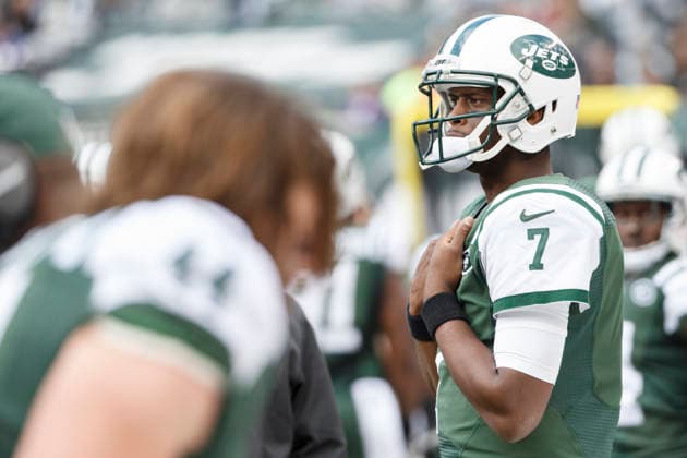 October 26, 2014: New York Jets quarterback Geno Smith (7) looks on during the NFL, American Football Herren, USA game between the Buffalo Bills and the New York Jets at MetLife Stadium in East Rutherford, New Jersey. The Bills won 43-23. (Christopher Szagola Cal Media) Copyright: xChrisxSzagolax