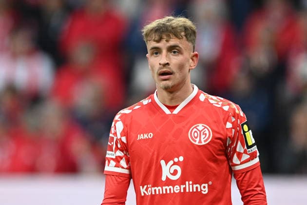 Nikolas VERATSCHNIG MZ half figure, half figure, half body, 1 FSV Mainz 05 MZ SC Freiburg FR 0 1 Fußball 1 Bundesliga Saison 2025 2026, 29 Spieltag, Spieltag29, matchday29, am 12 04 2026, MEWA Arena Mainz DFL regulations prohibit any use of photographs as image sequences and or quasi video Â