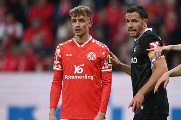 v l Nikolas VERATSCHNIG MZ and Christian GUENTER Günter, FR 1 FSV Mainz 05 MZ SC Freiburg FR 0 1 Fußball 1 Bundesliga Saison 2025 2026, 29 Spieltag, Spieltag29, matchday29, am 12 04 2026, MEWA Arena Mainz DFL regulations prohibit any use of photographs as image sequences and or quasi video Â