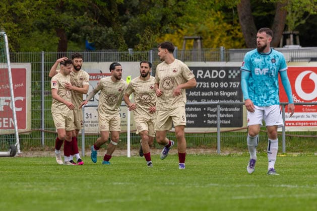 Freude freuen Jubel Jubel, Torjubel, jubelt über das Tor, celebrate the goal, celebration Singen Tuerkischer SV Singen gegen 1 Goeppinger SV, Fußball Oberliga, Saison 2025 2026, 12 04 26 Tuerkischer SV Singen gegen 1 Goeppinger SV, Fußball, Oberliga, 27 Spieltag, Saison 2025 2026, 12 04 26 Singen Copyright: xEibner-Pressefoto KirstenxJägerx