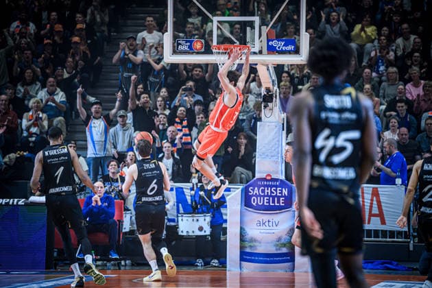 easycredit BBL Basketball Bundesliga 2025 2026 Catch-up match 23 Matchday 14 04 2026 Science City Jena vs Basketball Löwen Braunschweig Kristofer Krause Jena Dunking Sparkassen Arena