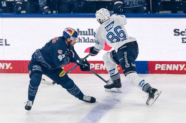 Fight for the puck duel between Maximilian Kastner EHC Red Bull Muenchen, 93 and Maximilian Heim Adler Mannheim, 86 GER, EHC Red Bull Muenchen vs Adler Mannheim, ice hockey, DEL, playoffs, semi-final game 4, season 2025 2026, 14 04 2026 GER, EHC Red Bull Muenchen vs Adler Mannheim, ice hockey, DEL, playoffs, semi-final game 4, season 2025 2026, 14 04 2026 Muenchen Copyright: xEibner-Pressefoto FranzxFeinerx EP_HFR